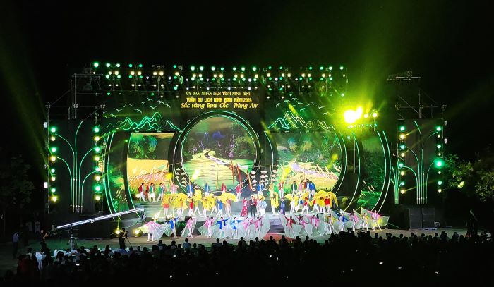 Lễ khai mạc Tuần Du lịch Ninh Bình 2024 diễn ra ấn tượng, đặc biệt chương trình nghệ thuật chào mừng năm nay khác biệt, sôi động với sự góp mặt của nhiều ca sỹ nổi tiếng như Hà Anh Tuấn, Hòa Minzi… 